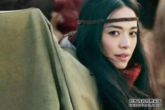 在发现郊区的一些罂粟花后，这名妇女立即警告