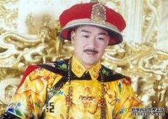 该领域的女性将皇帝的外衣带到了库房，每个人